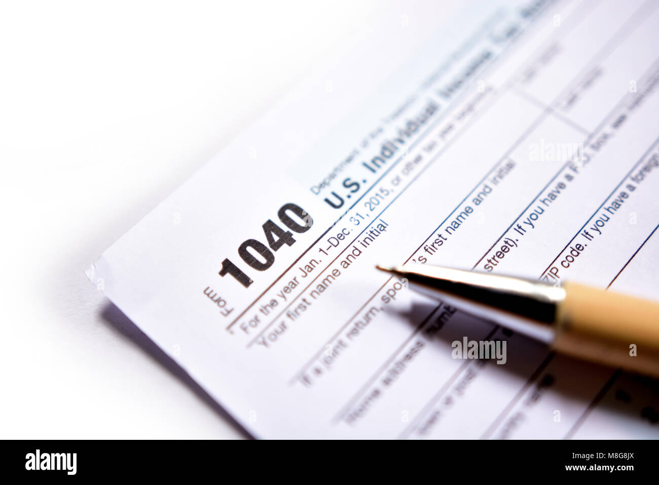 American forma fiscale 1040 su sfondo bianco. Riempimento americano sotto forma di imposta. Foto Stock
