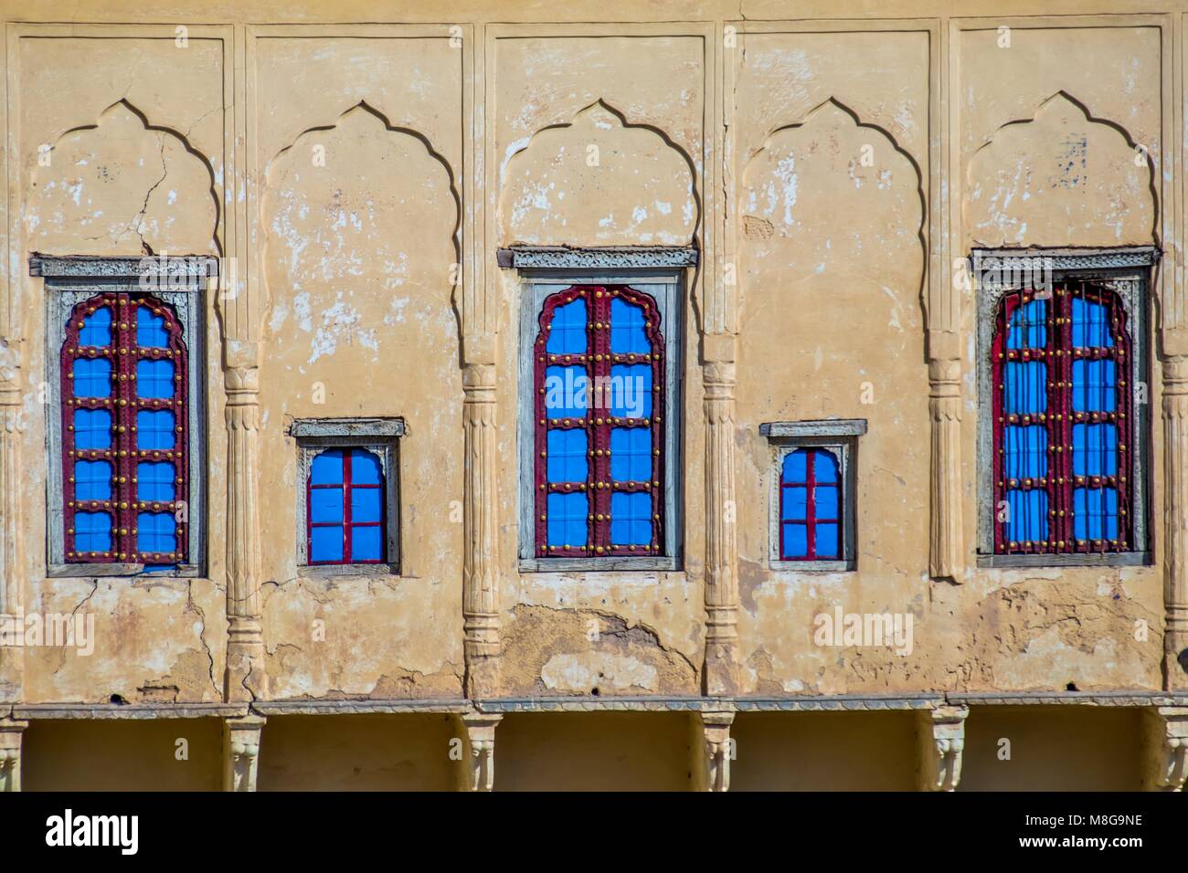Vetri colorati su vecchi muri in Ramgarh, Rajasthan Foto Stock