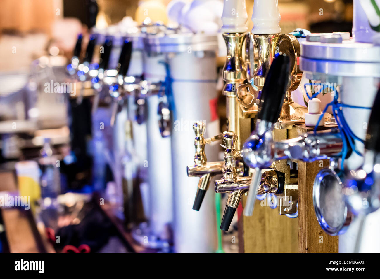 Birra diverse pompe, messa a fuoco selettiva e bokeh, interior design di una fabbrica di birra Foto Stock