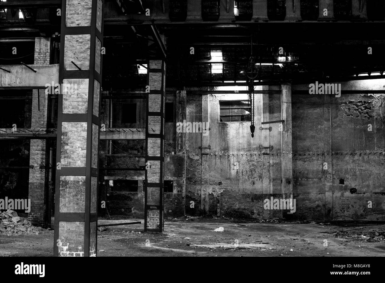 Edificio abbandonato interno, vecchio magazzino in cattivo stato Foto Stock