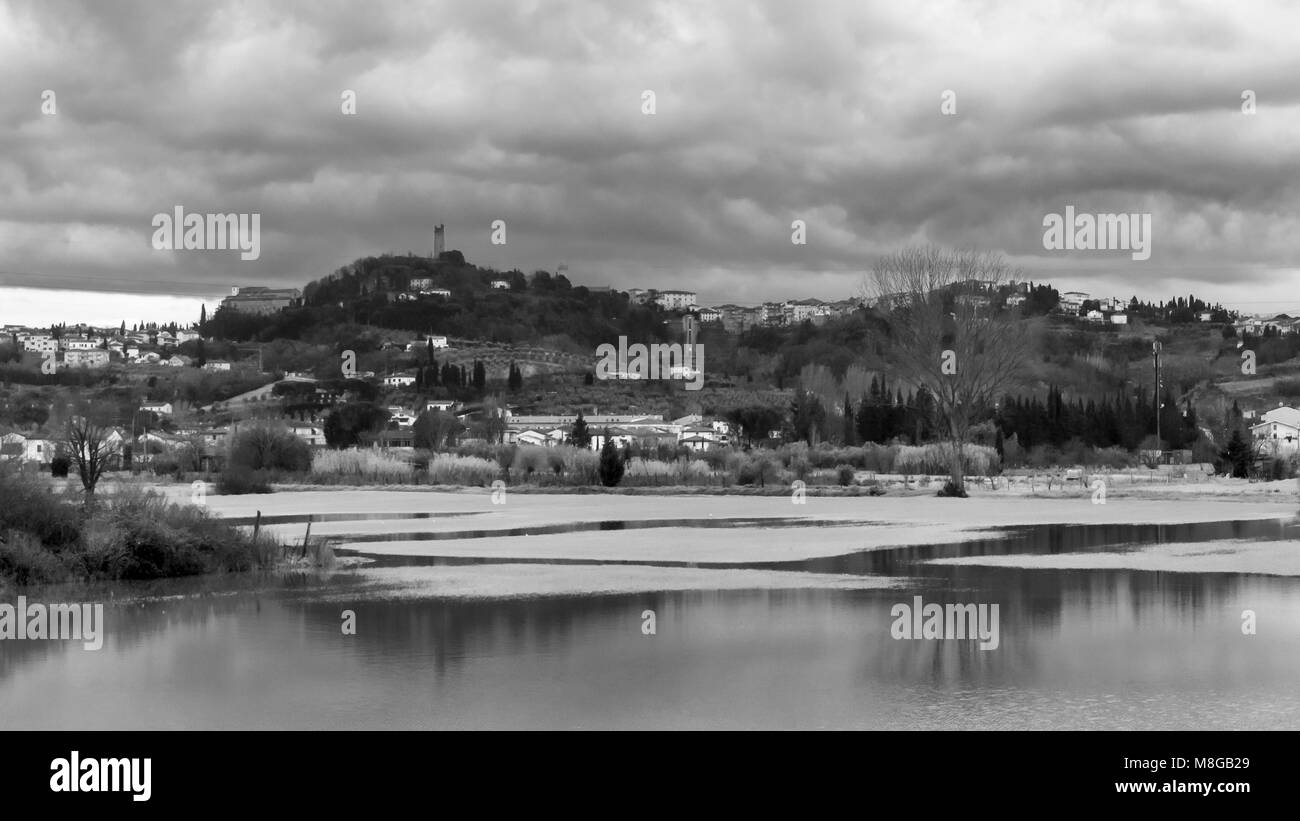 Visualizzazione bianco e nero delle inondazioni in San Miniato, Pisa, Toscana, Italia Foto Stock