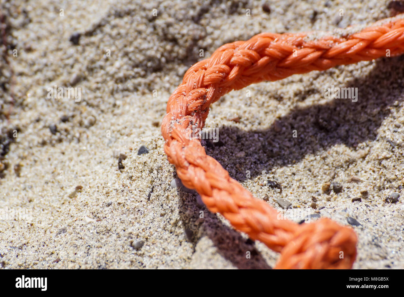 Spessore vecchio cima nautica sulla sabbia della terra . Foto Stock