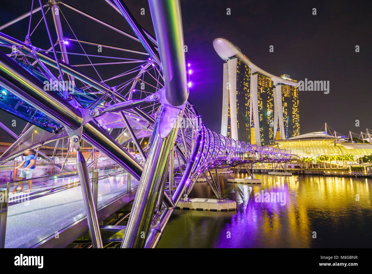 Helix ponte che conduce alla Marina Bay Sands Hotel e arte Museo della Scienza, Singapore Foto Stock