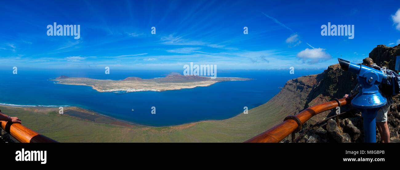 Telescopio sulla vantage point sul Mirador del Rio Lanzarote, Spagna. Vista mozzafiato della Graciosa isola in background Foto Stock