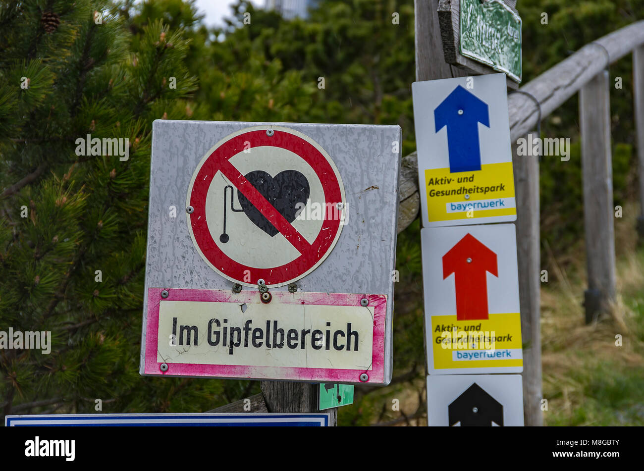 Digital signage sulla circolare a piedi sul grande Arber Mountain (Großer Arber), Foresta Bavarese, Baviera, Germania. Foto Stock