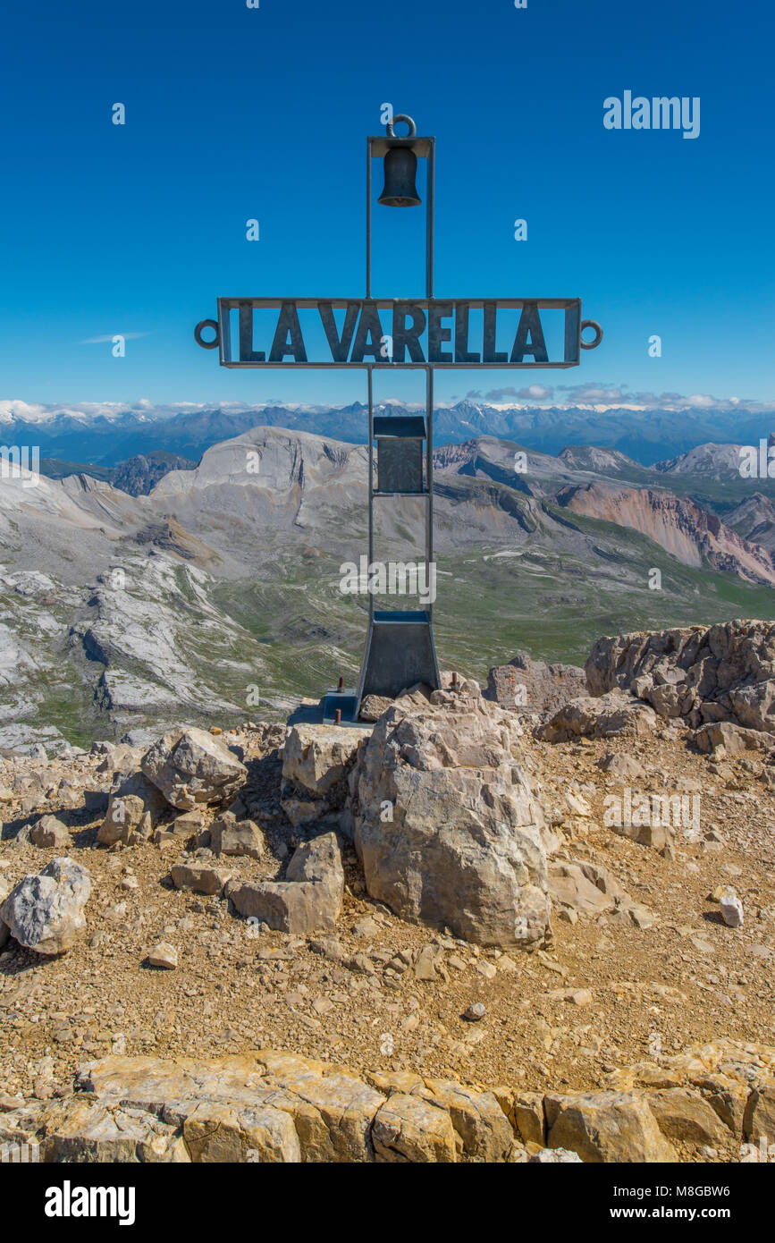 La croce di vetta del La Varella, con sullo sfondo le Alpi e la valle di Fanes park . Montagne dalle vette innevate in estate in montagna. Foto Stock