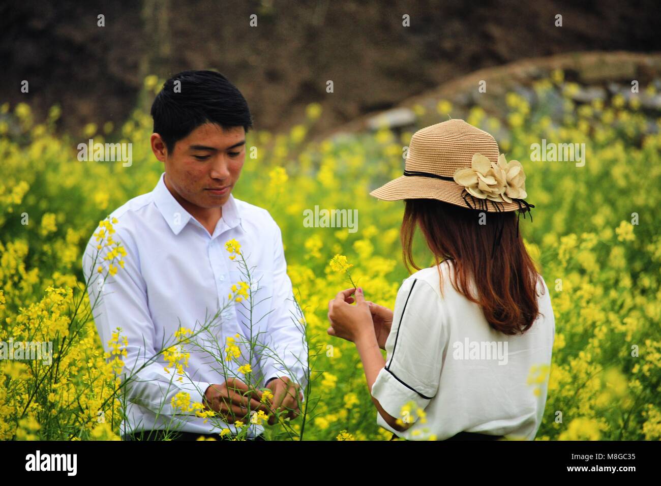 Ha Giang, Vietnam - Marzo 18, 2018: giovane locale avente un photoshooting in quan Ba viewpoint Foto Stock