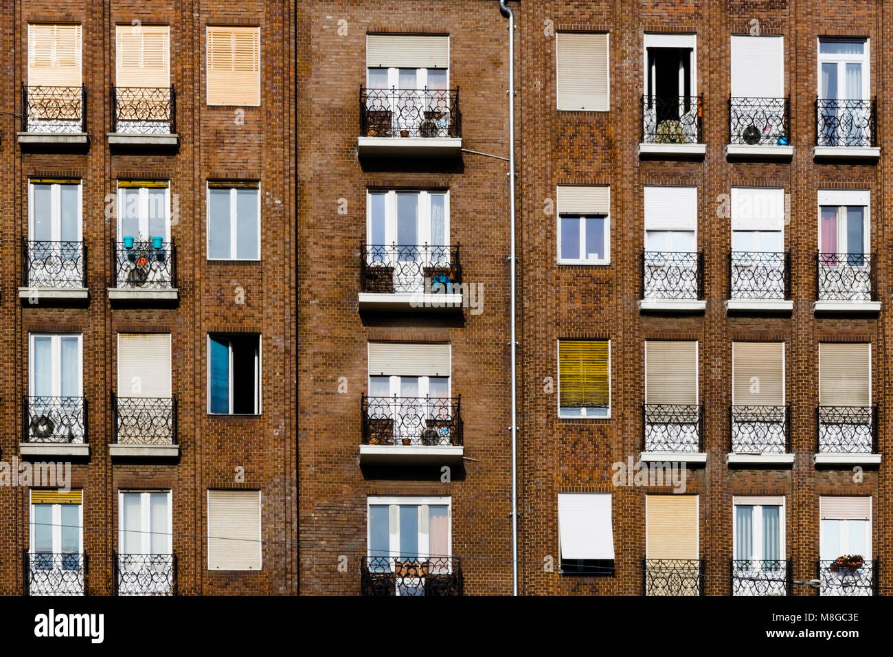 Le finestre e i balconi sulla costruzione di mattoni esterno in Budapest, riflettendo la luce del mattino Foto Stock