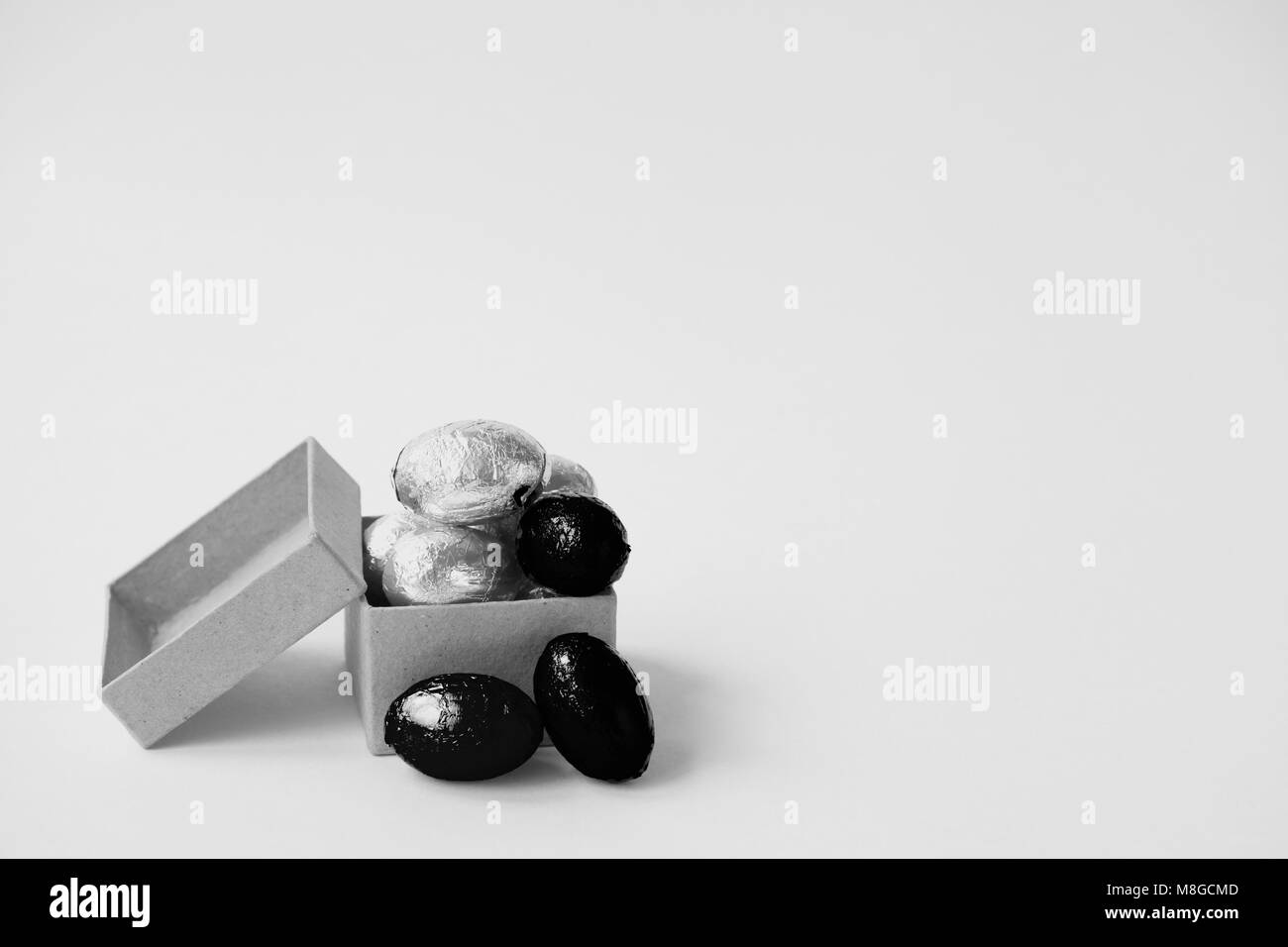 Le uova di pasqua cioccolatini in una scatola piccola Foto Stock