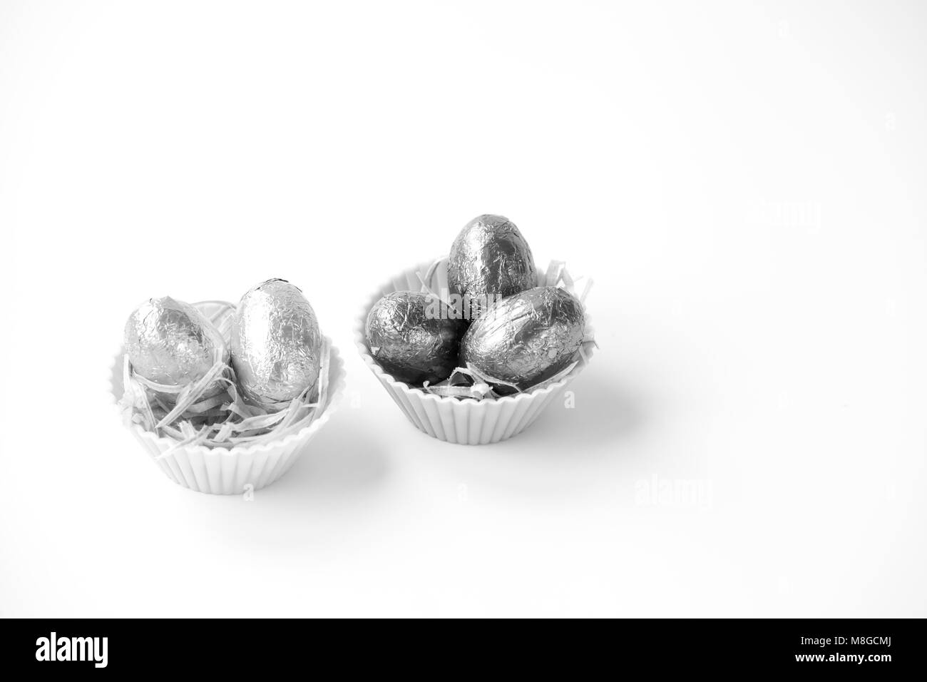 Uovo di Pasqua cioccolatini due cestelli monocolore. Foto Stock