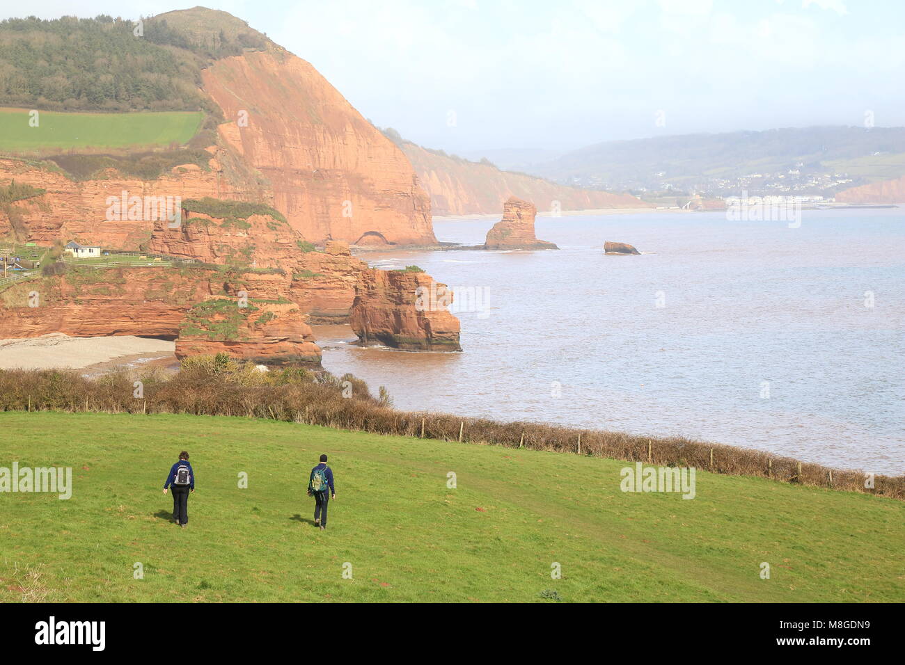 La gente a piedi lungo la costa sud occidentale il percorso nei pressi di Ladram Bay in East Devon Foto Stock