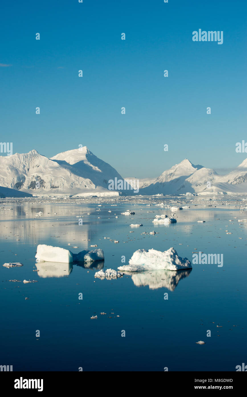 Un bellissimo paesaggio congelate di scena in Antartide Foto Stock