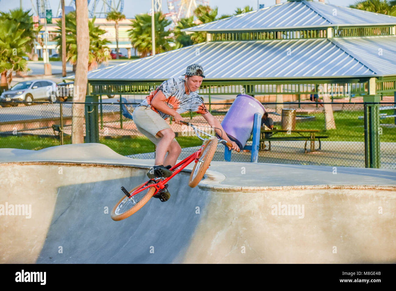 Ragazzi adolescenti sulle loro biciclette BMX pratica salti ad uno skateboard park in Galveston Texas. Foto Stock