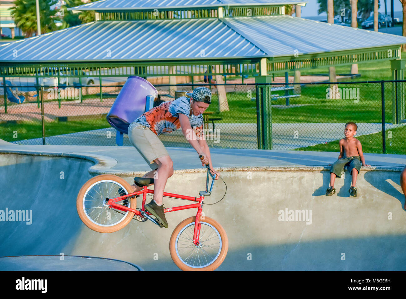Ragazzi adolescenti sulle loro biciclette BMX pratica salti ad uno skateboard park in Galveston Texas. Foto Stock