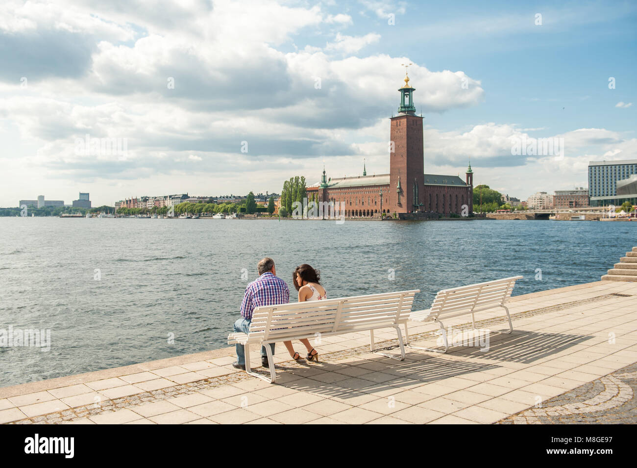 Il turista a godere la vista da Riddarholmen verso il Municipio di Stoccolma. Questo iconico Edificio è la sede per la cerimonia di conferimento del premio Nobel. Foto Stock