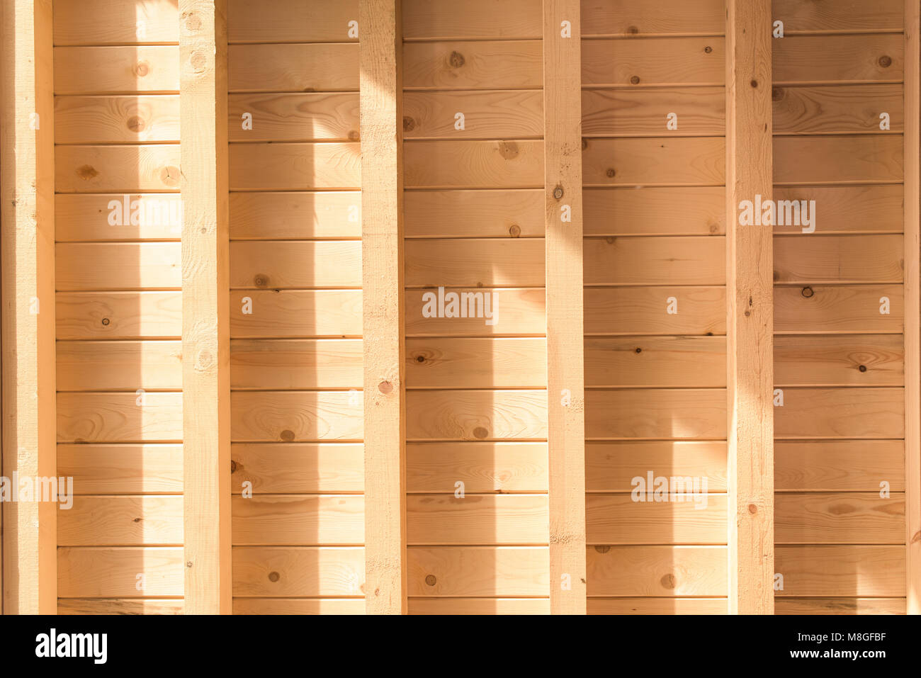 Parte della nuova parete in legno - travi in legno e travi Foto Stock