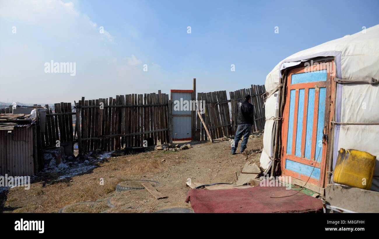 Enkhbat Byamba la famiglia ger. Ha perso il suo sostentamento come un agricoltore nomade come il suo bestiame 'got più sottili di giorno e morì una dopo l'altra" nel duro inverno del 2007. Extreme temperature invernali, le scarse infrastrutture e proliferazione urbana crea uno del mondo i peggiori casi di inquinamento atmosferico nella capitale mongola Ulaanbaatar. Foto Stock