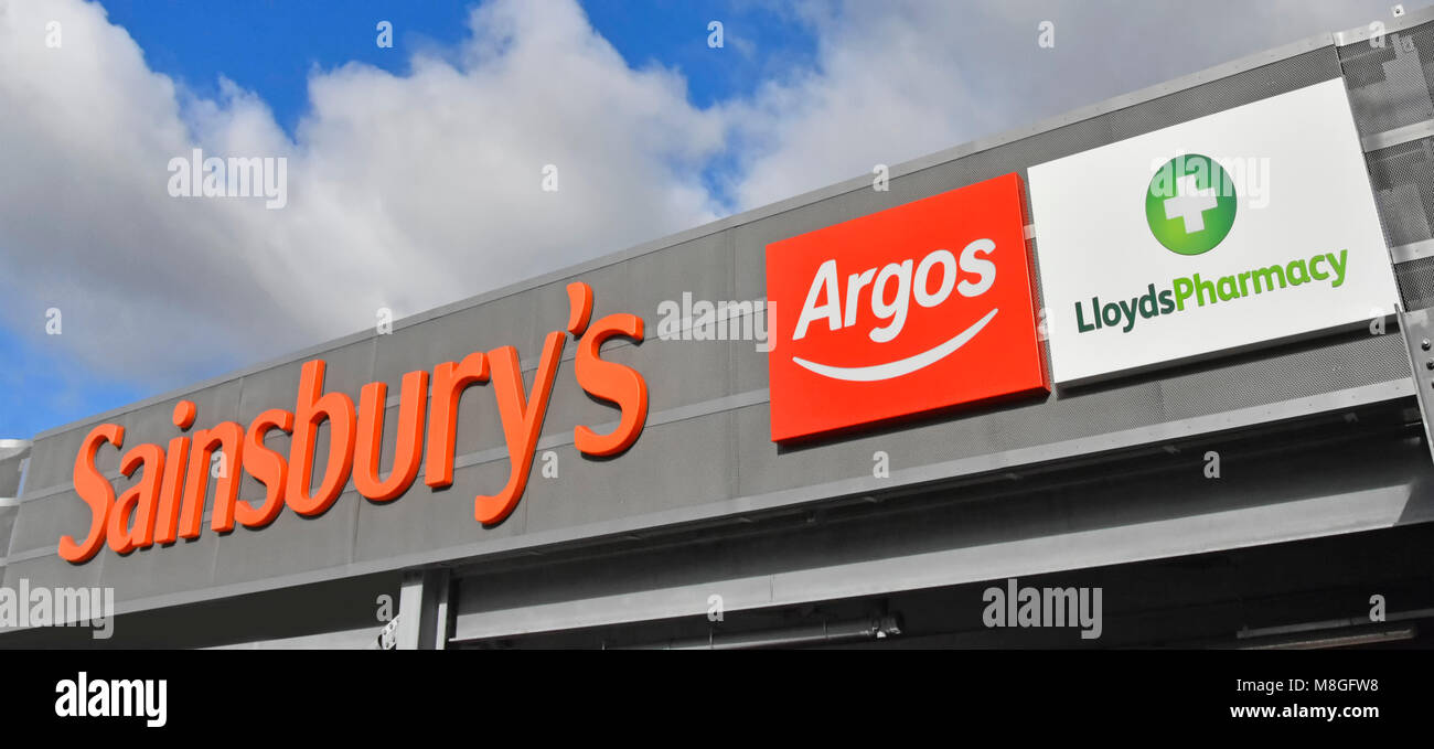 Sainsburys retail business store supermercato esterno shop sign ora compresi nel catalogo di Argos rivenditore nonché nel negozio Lloyds Pharmacy England Regno Unito Foto Stock