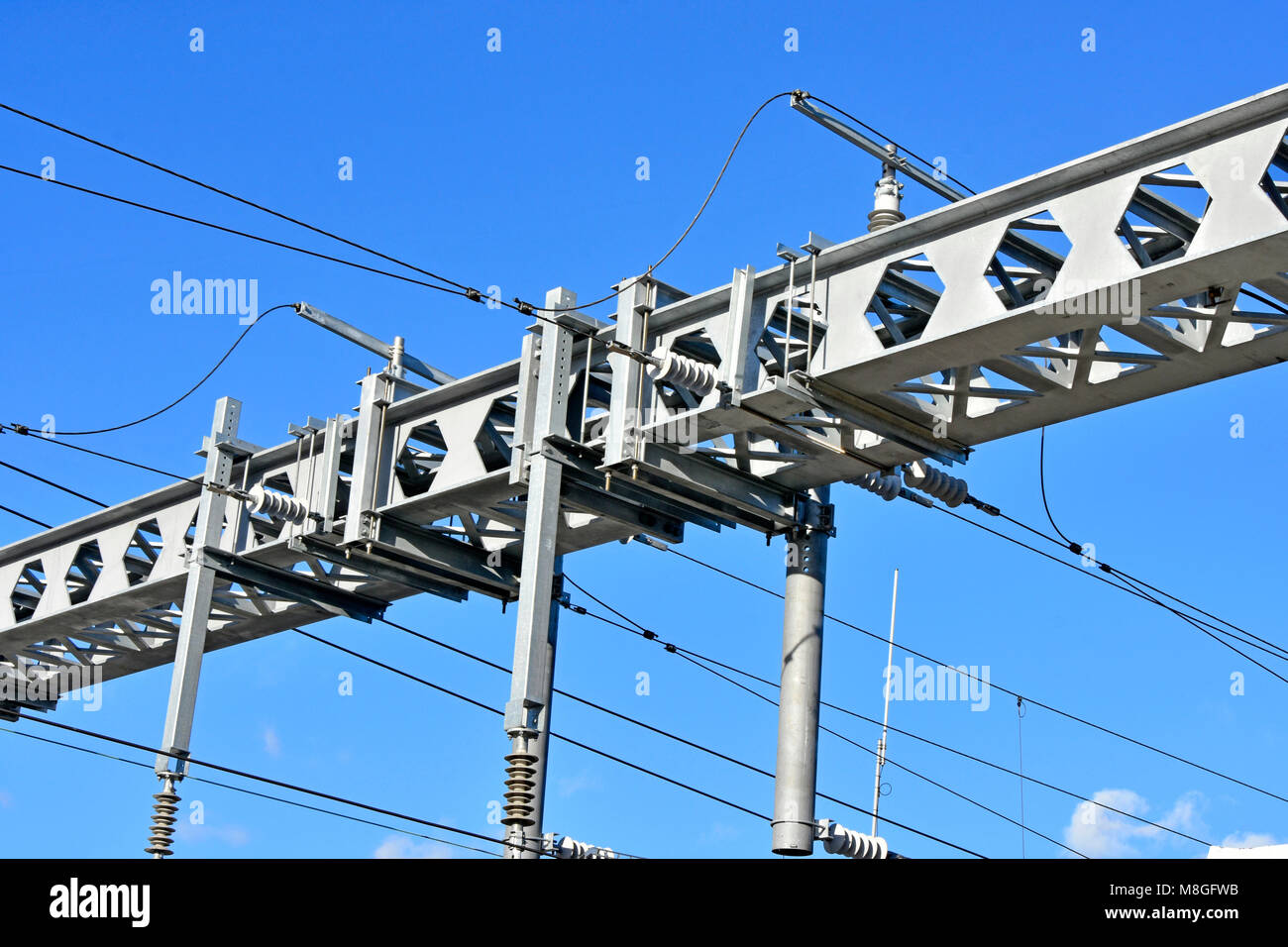 A corona di due travi di acciaio nel gantry per il sovraccarico dei cavi di energia elettrica in treno progetto di infrastruttura principale linea ferroviaria fuori Londra Inghilterra REGNO UNITO Foto Stock
