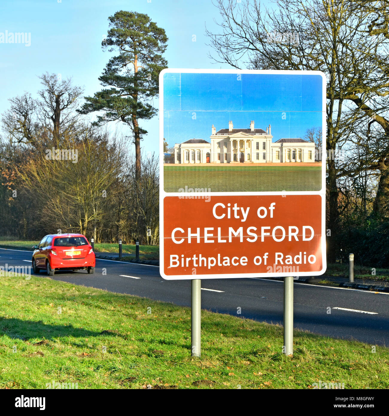 Cartello stradale per la città di Chelmsford, Luogo di nascita di Radio (Marconi) immagine storico di Hylands House sulla periferia di questa contea di Essex town Inghilterra REGNO UNITO Foto Stock