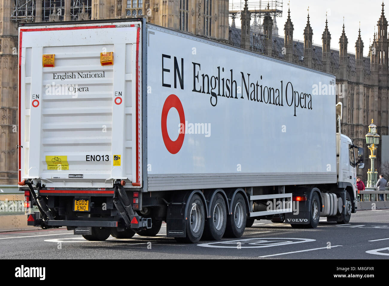 Opera nazionale inglese rimorchio articolato & logistica HGV autocarro autocarro offrendo il trasporto dello stadio & theater puntelli a produzioni in allontanamento dalla base Foto Stock