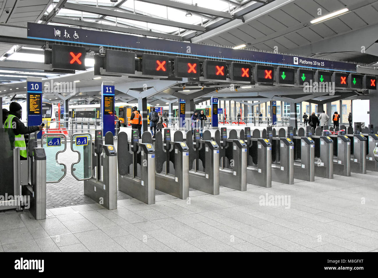 Stazione ferroviaria ticket gate barriere attraverso la piattaforma del treno big bold verde rosso aperto chiuso accesso icona Indicatore Segno sopra alla stazione di London Bridge Regno Unito Foto Stock