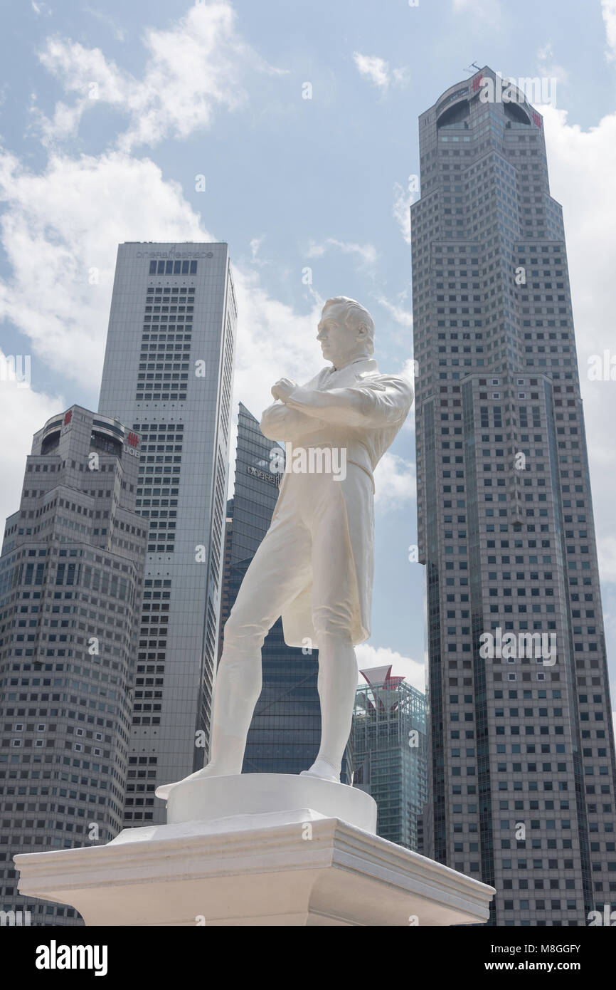 Sir Thomas Stamford Raffles statua e il quartiere finanziario di grattacieli dietro, Imperatrice Luogo, quartiere Civico, Singapore Island (Pulau Ujong), Singapore Foto Stock