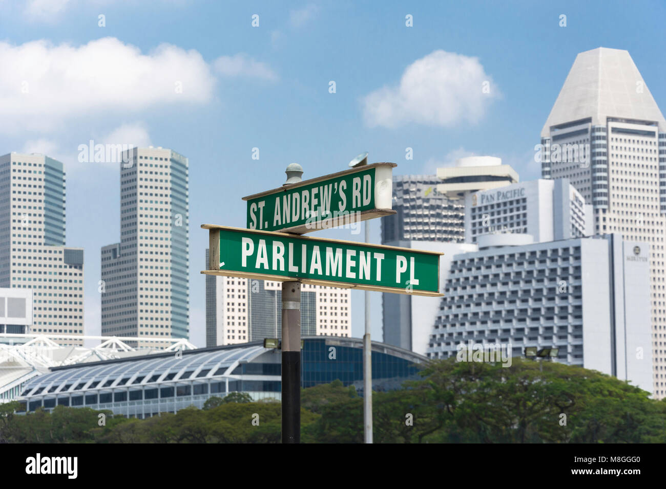 St Andrew's Road e il Parlamento collocare cartelli stradali, quartiere Civico, Singapore Island (Pulau Ujong), Singapore Foto Stock