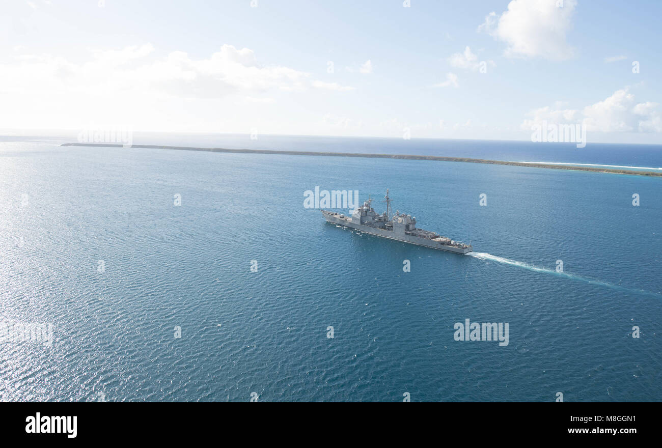 Una veduta aerea di U.S. La base navale di Guam mostra il Ticonderoga-class guidato-missili cruiser USS Antietam (CG 54) uscire da Apra Harbor, Marzo 15. Più le navi sono in Guam nel supporto di Multi-Sail 2018 e Pacific Partnership 2018. Questo anno segna anche il settantacinquesimo anniversario della costituzione degli Stati Uniti 7a flotta. (U.S. Navy combattere la foto della telecamera tramite la comunicazione di massa Specialist 1a classe Stacy D. Laseter) Foto Stock