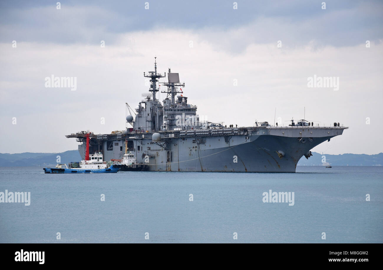 180312-N-YG104-0001 Okinawa, in Giappone (12 marzo 2018) l'assalto anfibio nave USS Bonhomme Richard (LHD 6) arriva alla spiaggia bianca di struttura navale di sbarcare il 3d Divisione Marine dopo il completamento con successo di esercizio Cobra oro. Bonhomme Richard è operativo nell'Indo-Pacifico regione come parte di un regolarmente programmata di pattugliamento e fornisce una rapida capacità di risposta in caso di emergenza regionale o calamità naturali. (U.S. Foto di Marina di Massa lo specialista di comunicazione 2a classe Sarah Villegas/ rilasciato) Foto Stock