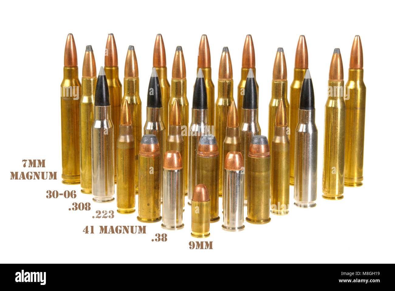 Munizioni di vari tipi e dimensioni da 320 Auto per 300 Win Mag, disposti secondo i vertici di un triangolo, isolato su bianco Foto Stock