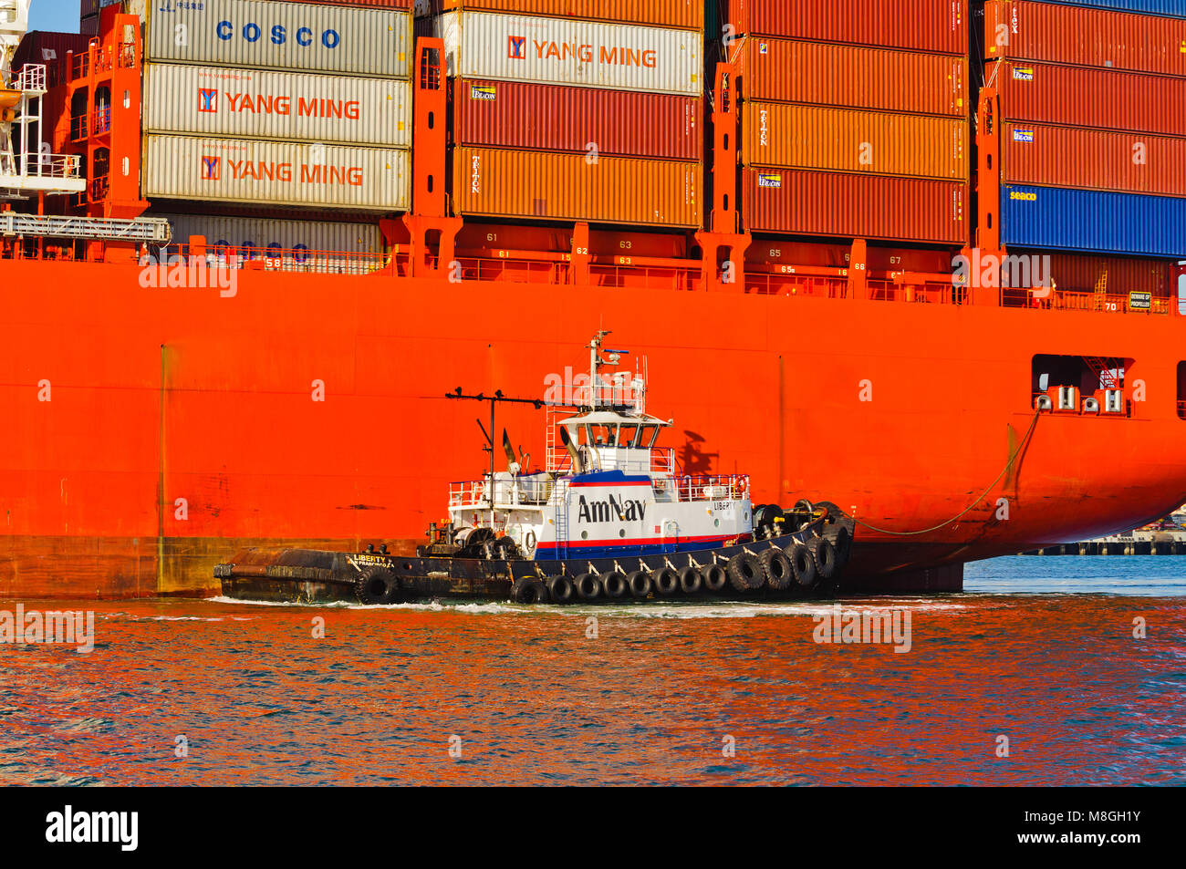 Alameda, CA - Marzo 9, 2015: Oakland Oakland contenitore cantiere, la baia di San Francisco, il rimorchiatore AmNAv "libertà" è la manovra con la Hamburg Sud nave 'Santa Foto Stock