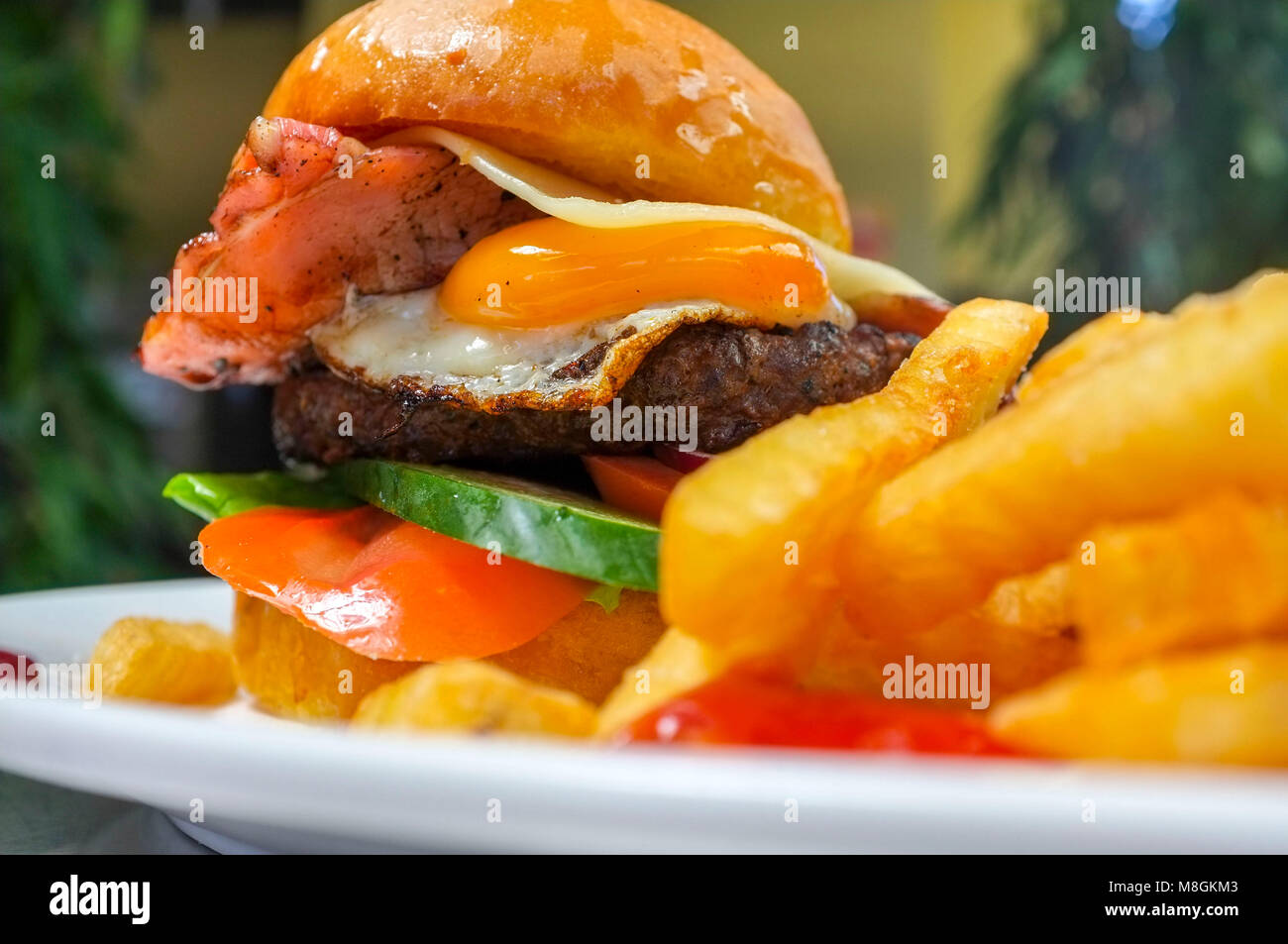 Aussie burger con un lato di patatine fritte. Foto Stock