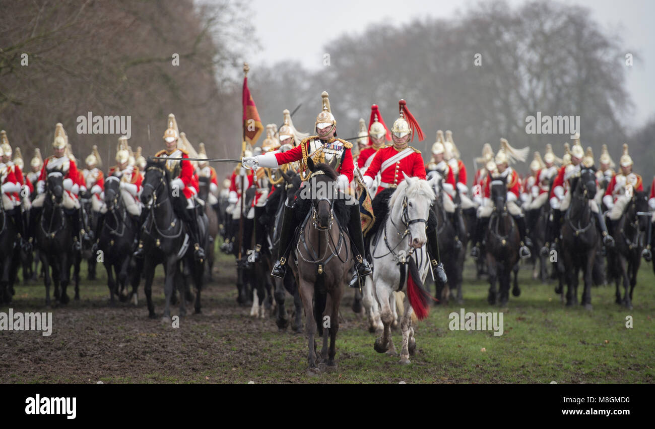 2018 ispezione annuale della cavalleria della famiglia dal maggiore generale Ben Bathurst il Comandante generale. Credito: Malcolm Park/Alamy Foto Stock