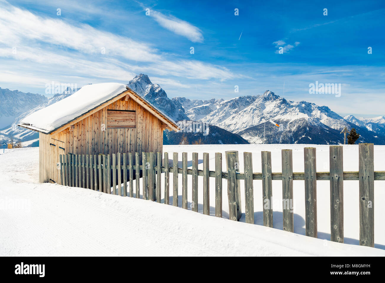 Piccolo cottage ricoperti di neve in alta montagna, paesaggio invernale. Mont'Elmo, San Candido, Italia #AlamyPOTW Foto Stock