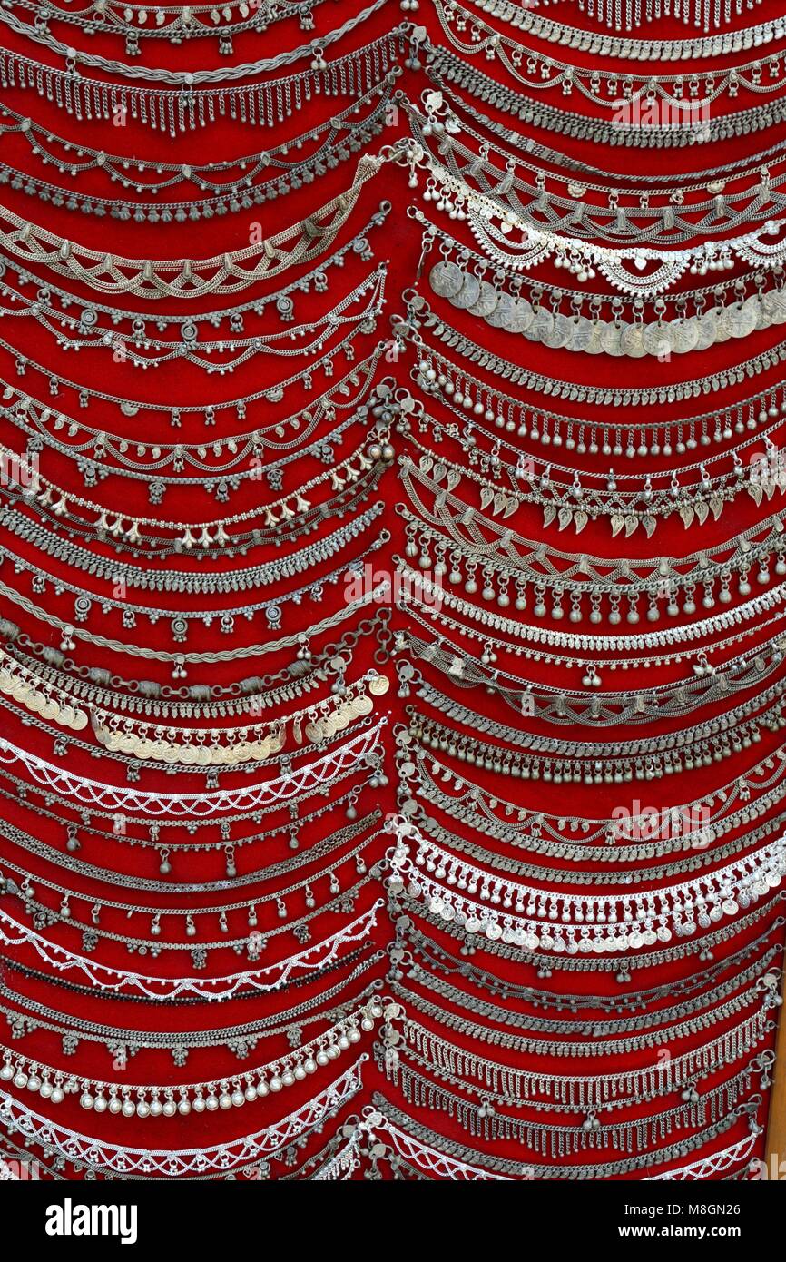 Un display di raccolta di argento anklet gioielli su sfondo rosso Udaipur Rajishan india Foto Stock