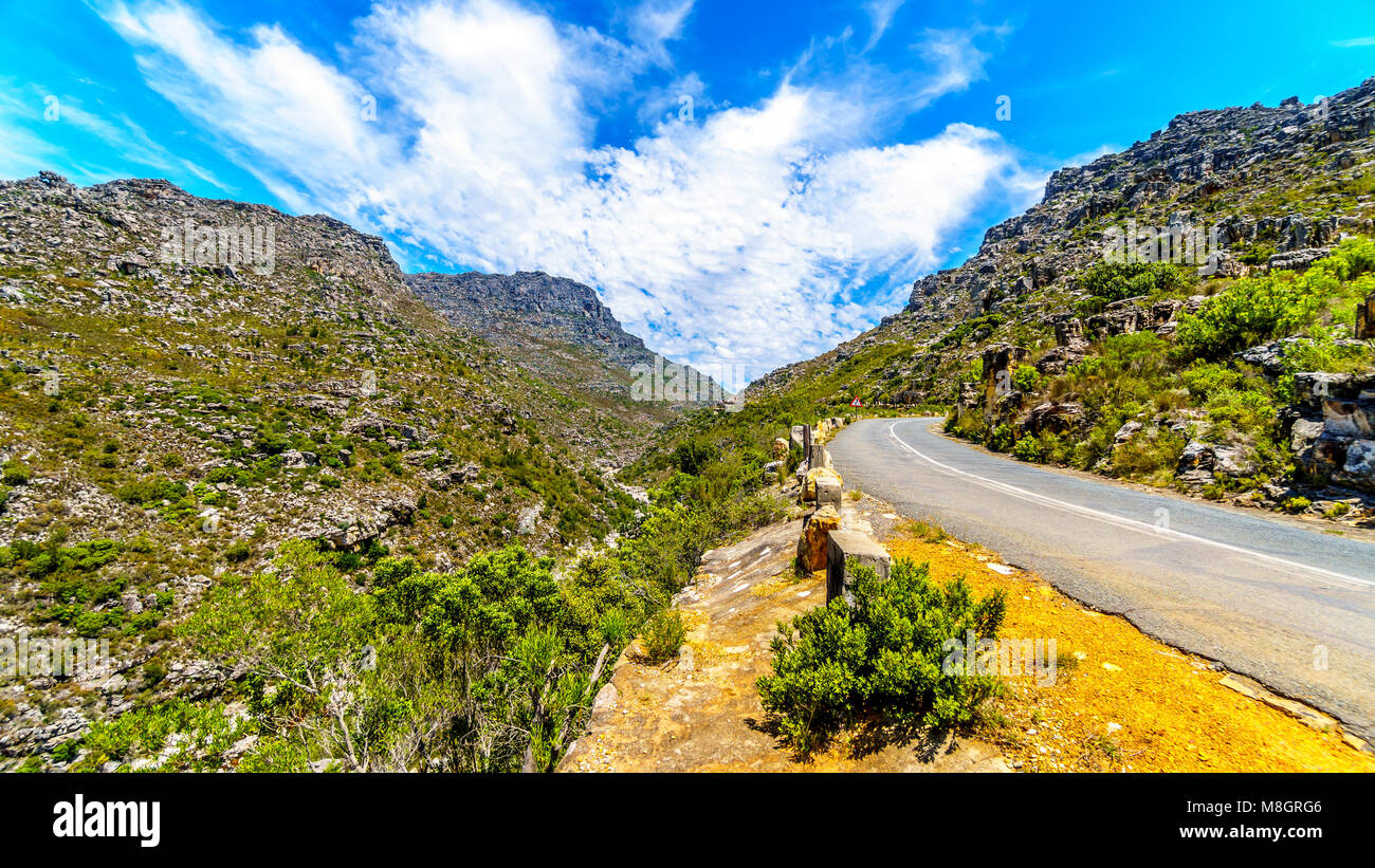 Le strette e scenic Bainskloof passano attraverso il Fiume Witte o Witrivier Canyon tra le città di Ceres e Wellington nella provincia del Capo occidentale Foto Stock