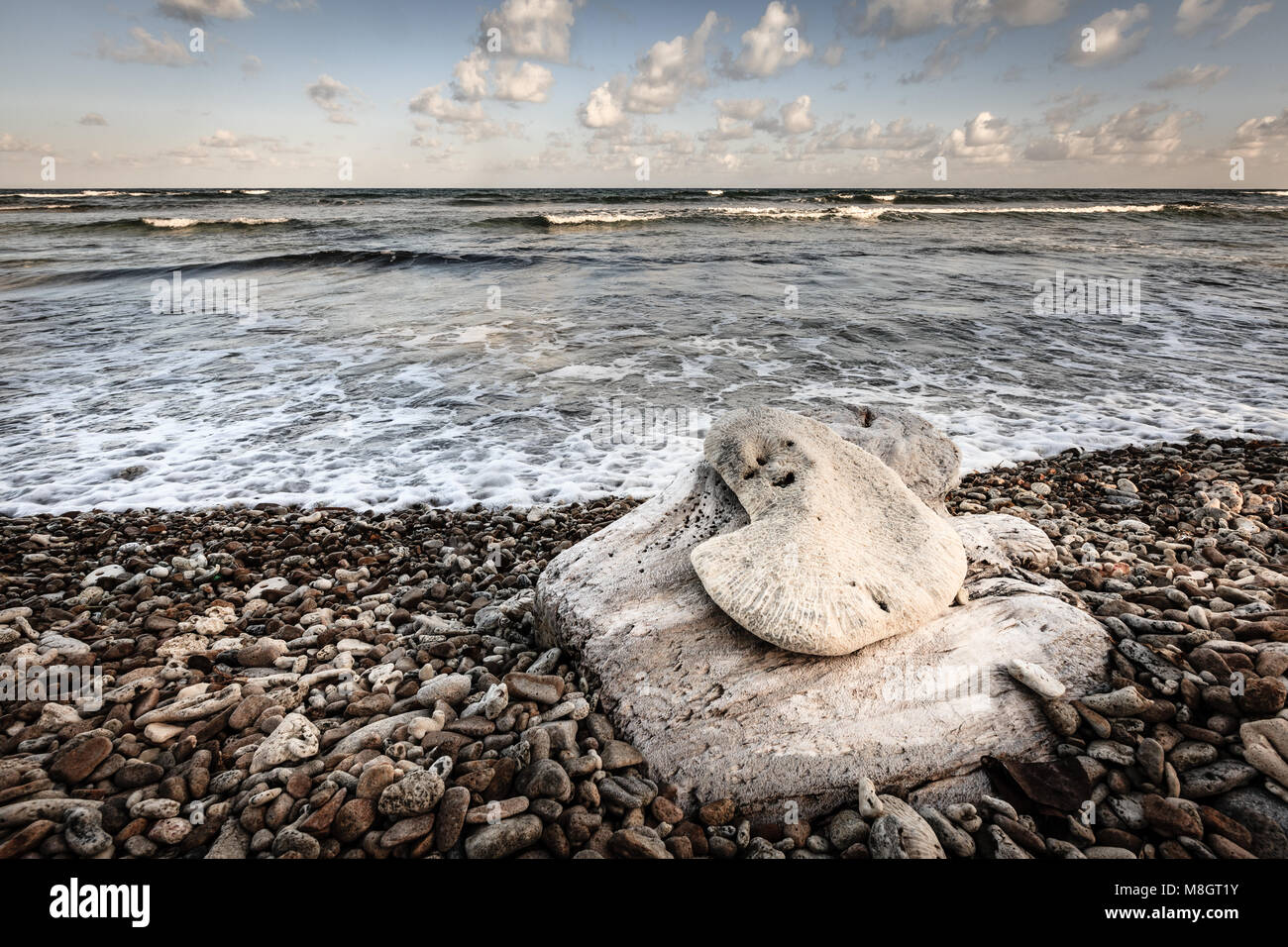 Di sera su una spiaggia deserta sull isola di Virgin Gorda, BVI Foto Stock