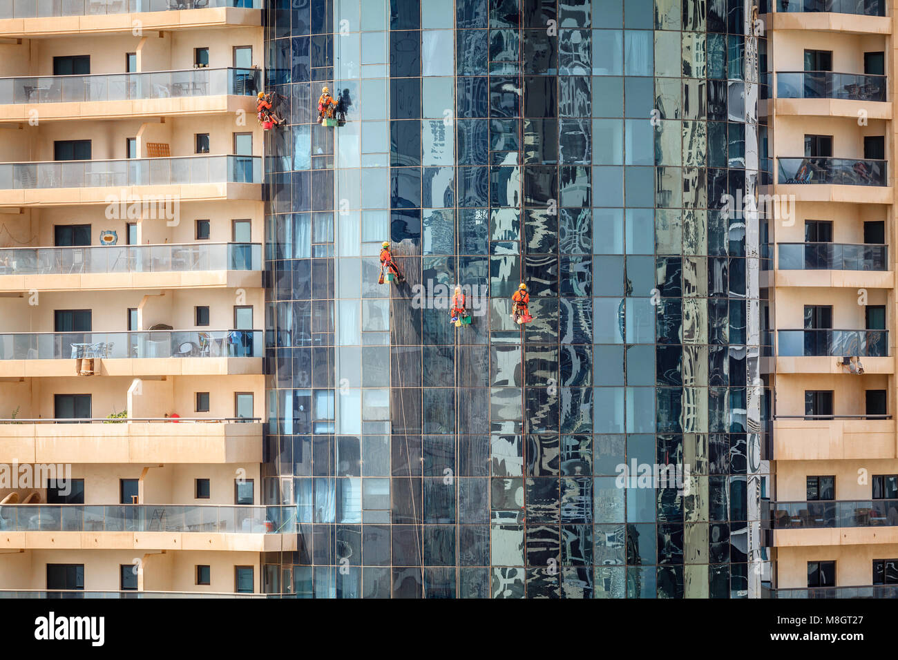 Equipaggio di manutenzione è la pulizia di vetri di un grattacielo a Dubai, Emirati arabi uniti Foto Stock