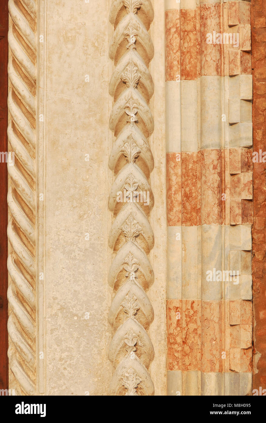 Particolare del portale della chiesa di Venezia, una transizione dal gotico di stile rinascimentale (XV secolo) Foto Stock