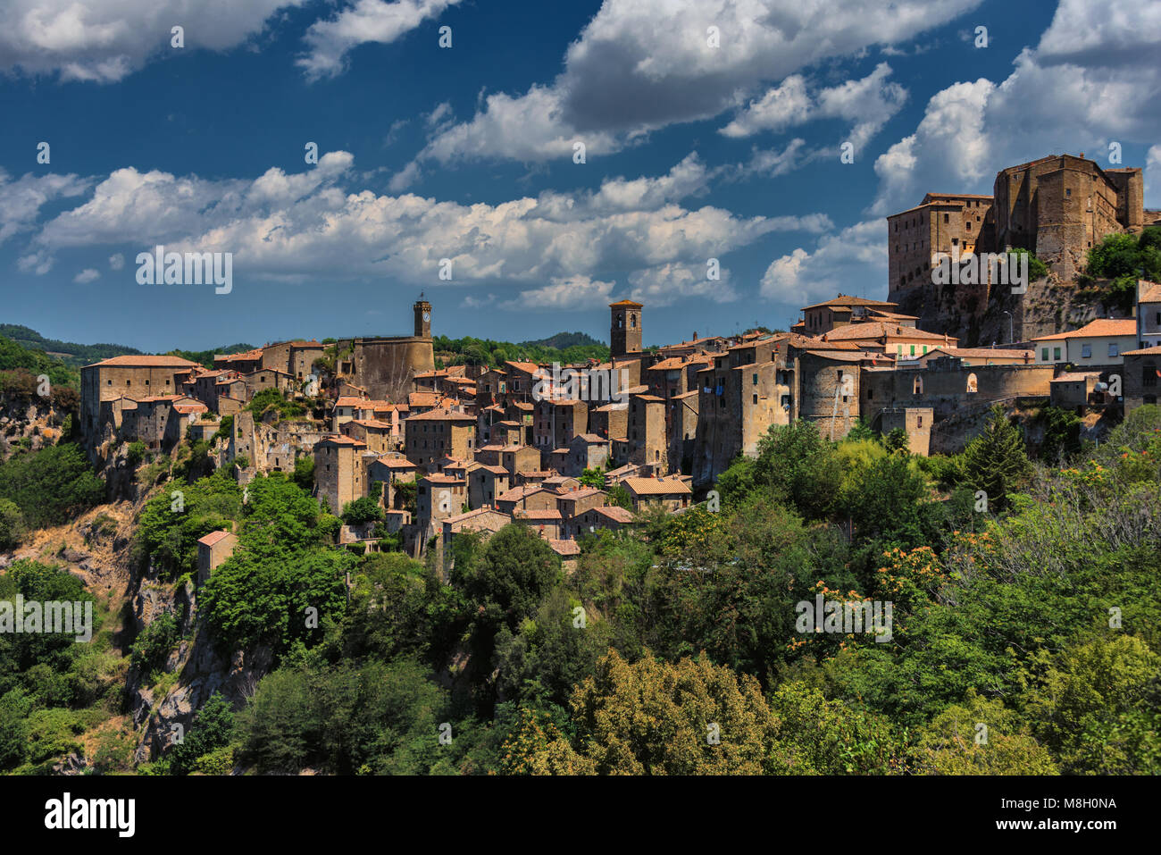 Vista panoramica di Sorano, in provincia di Grosseto, Toscana (Toscana), Italia Foto Stock