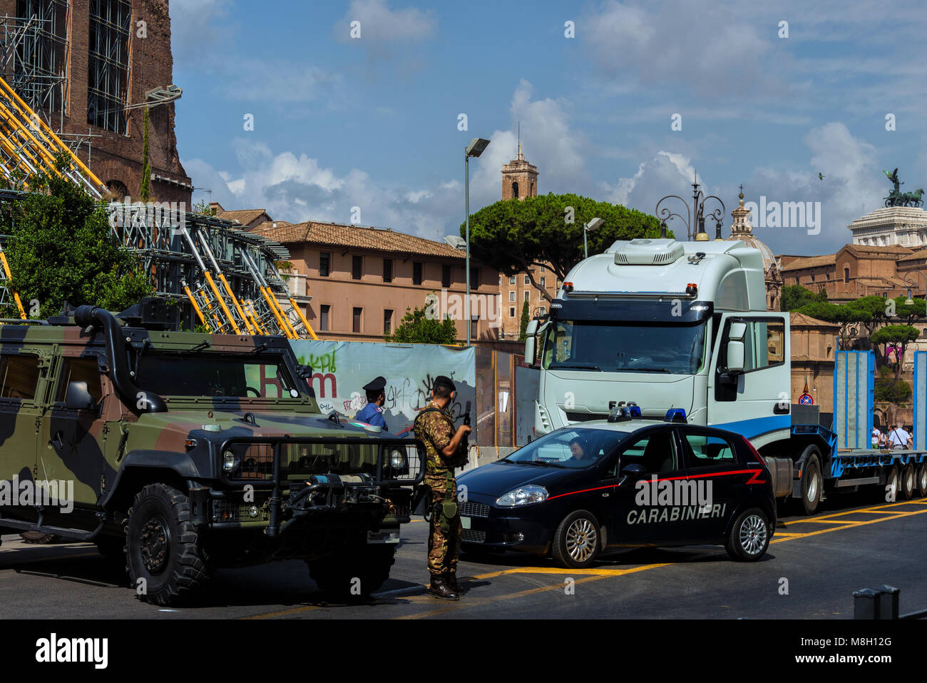 Uno dei molti checkpoint militari situate in tutta Roma. Questo uno sulla "Via dei per Imperiali' con il Colosseo in background Foto Stock