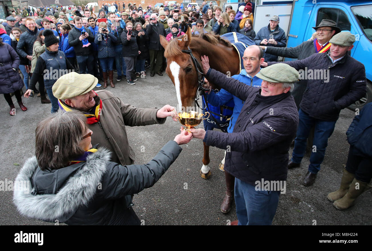 Colin Tizzard con fiume nativi e proprietari di Garth e Anne Ginestra durante una Gold Cup vincitori photocall at Virginia ceneri, Templecombe. Foto Stock