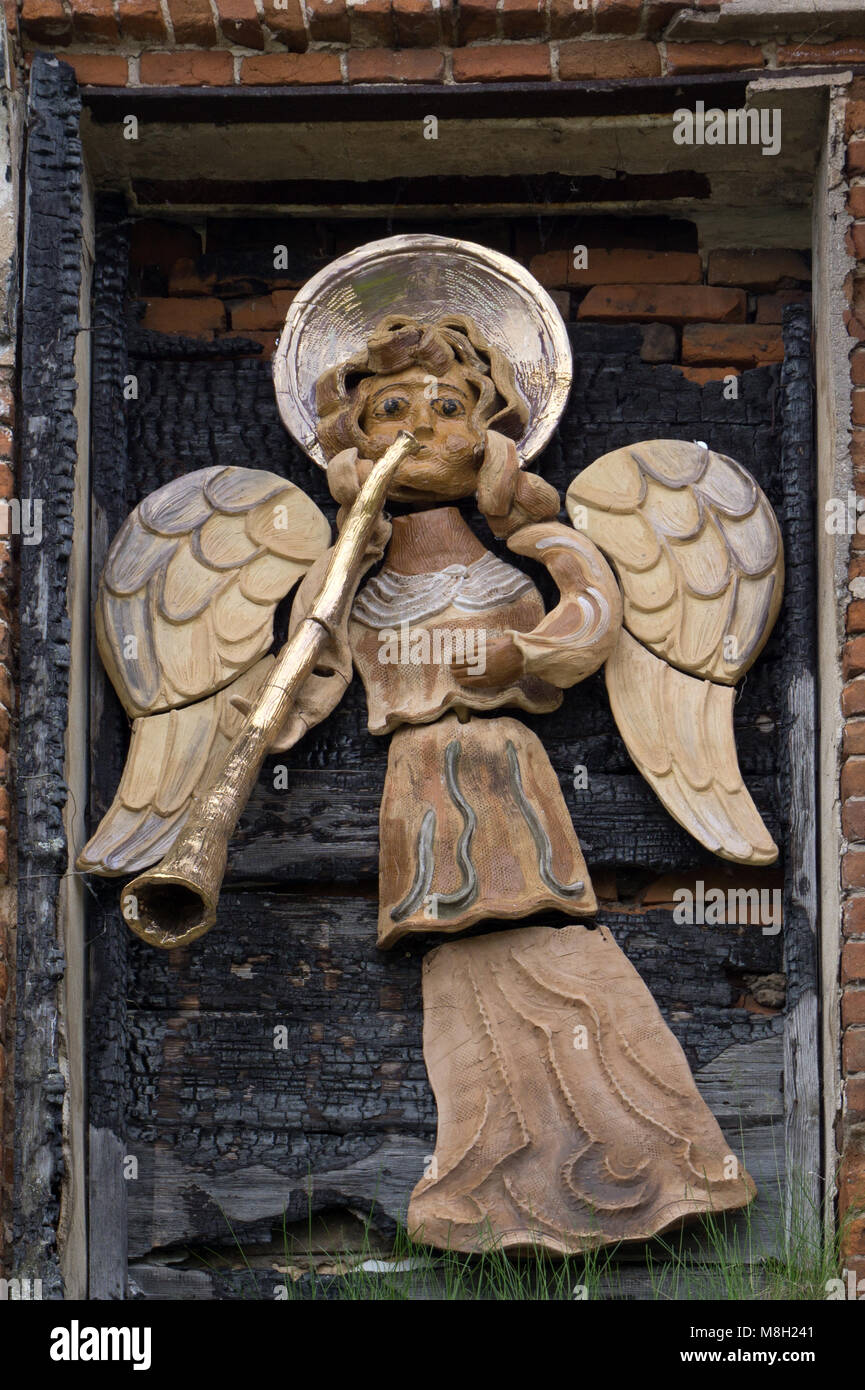 Una scultura di angelo soffiaggio corno d'oro di antiche Foto Stock