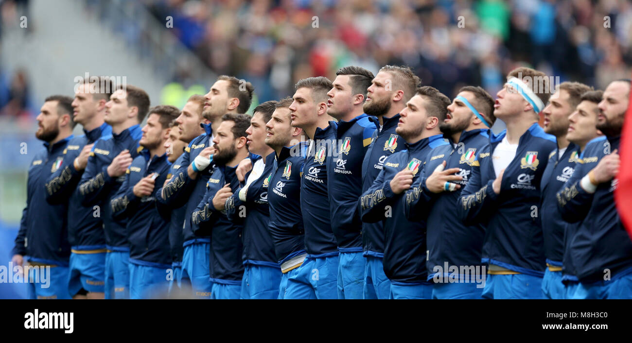 In Italia i giocatori di stand per l'inno nazionale durante la NatWest 6  Nazioni corrispondono allo Stadio Olimpico di Roma Foto stock - Alamy
