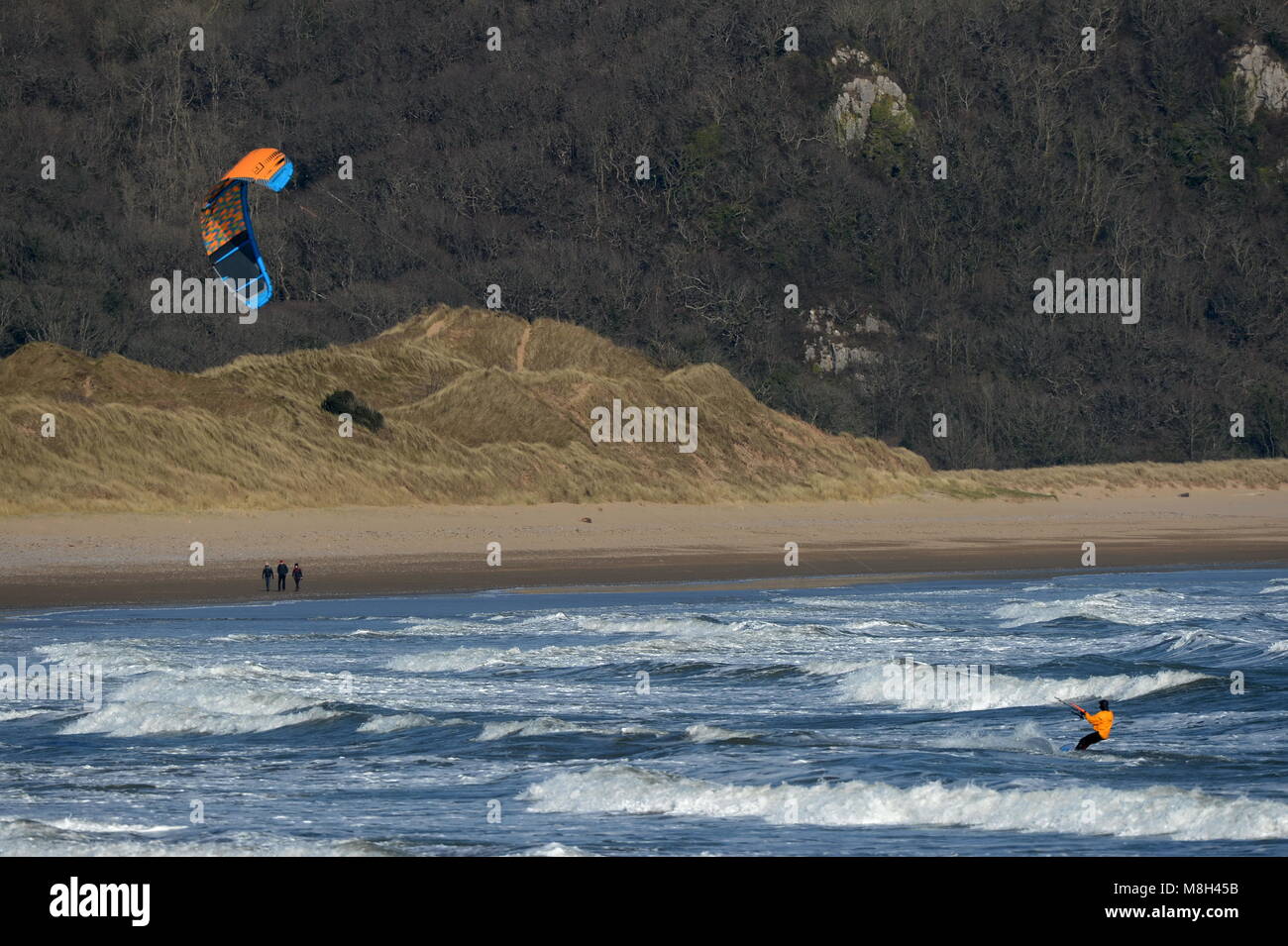 Il kite surf a Oxwich bay nel Galles del Sud Foto Stock