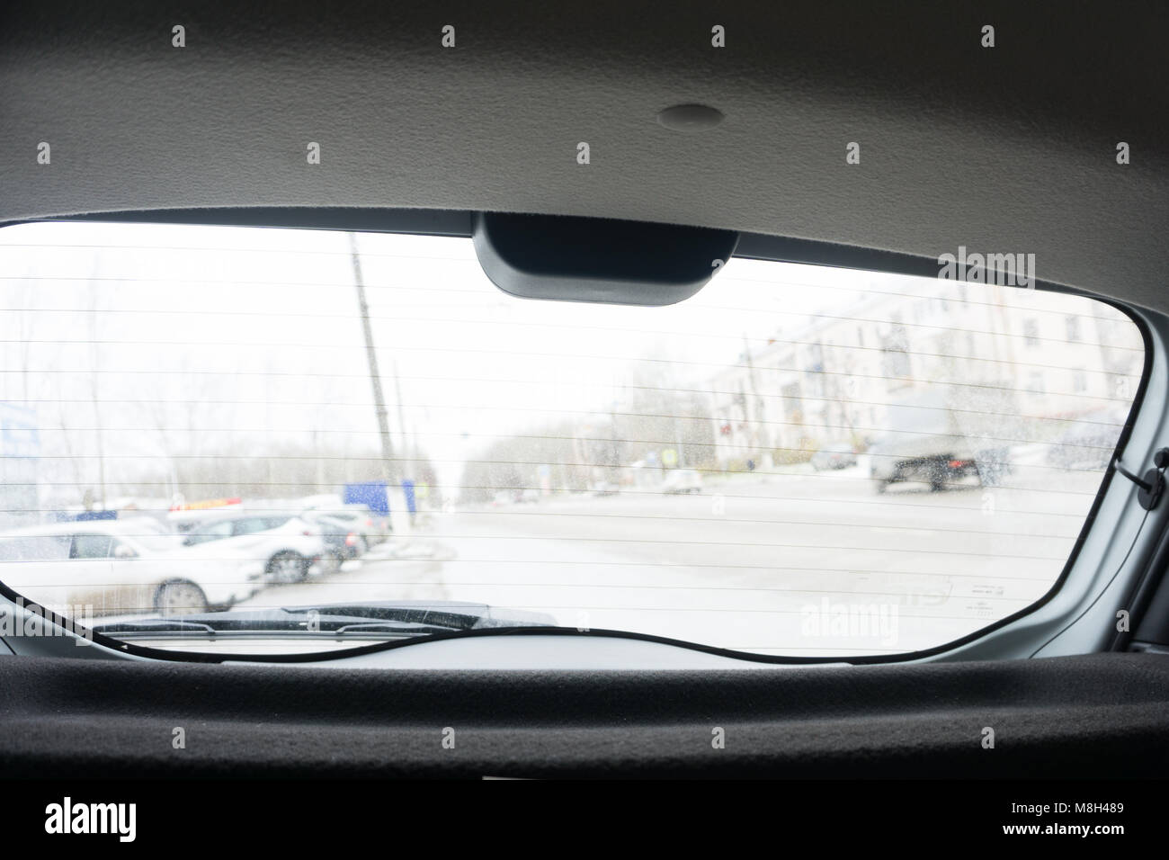 Auto vista dal vetro posteriore con tergicristallo Foto stock - Alamy