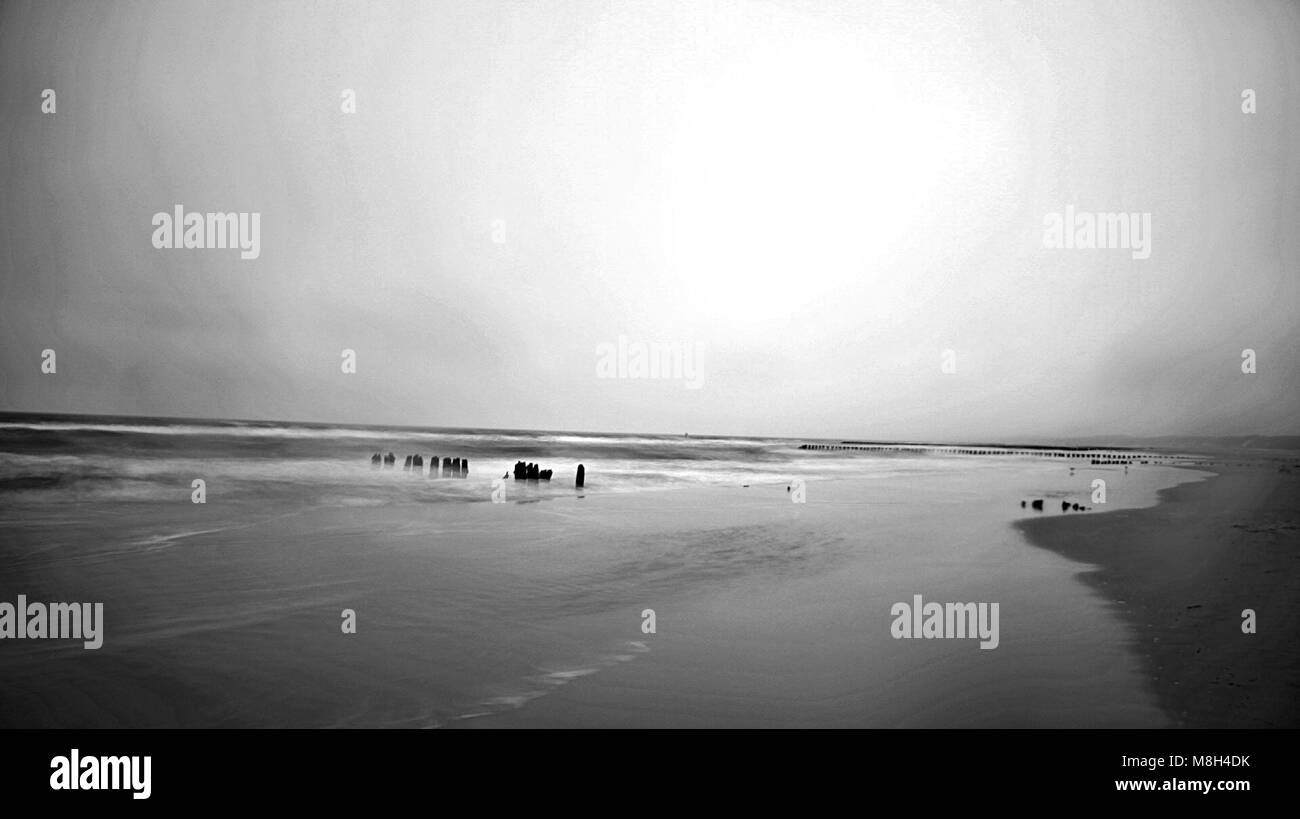 Vecchio scogliere sulla costa del mare in bianco e nero Foto Stock