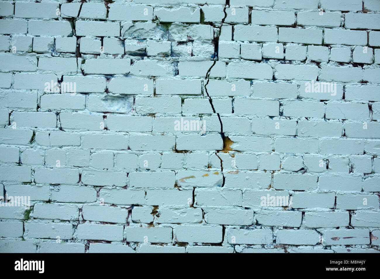 Sullo sfondo di un blu vintage muro di mattoni con intonaco bianco texture in stucco Foto Stock