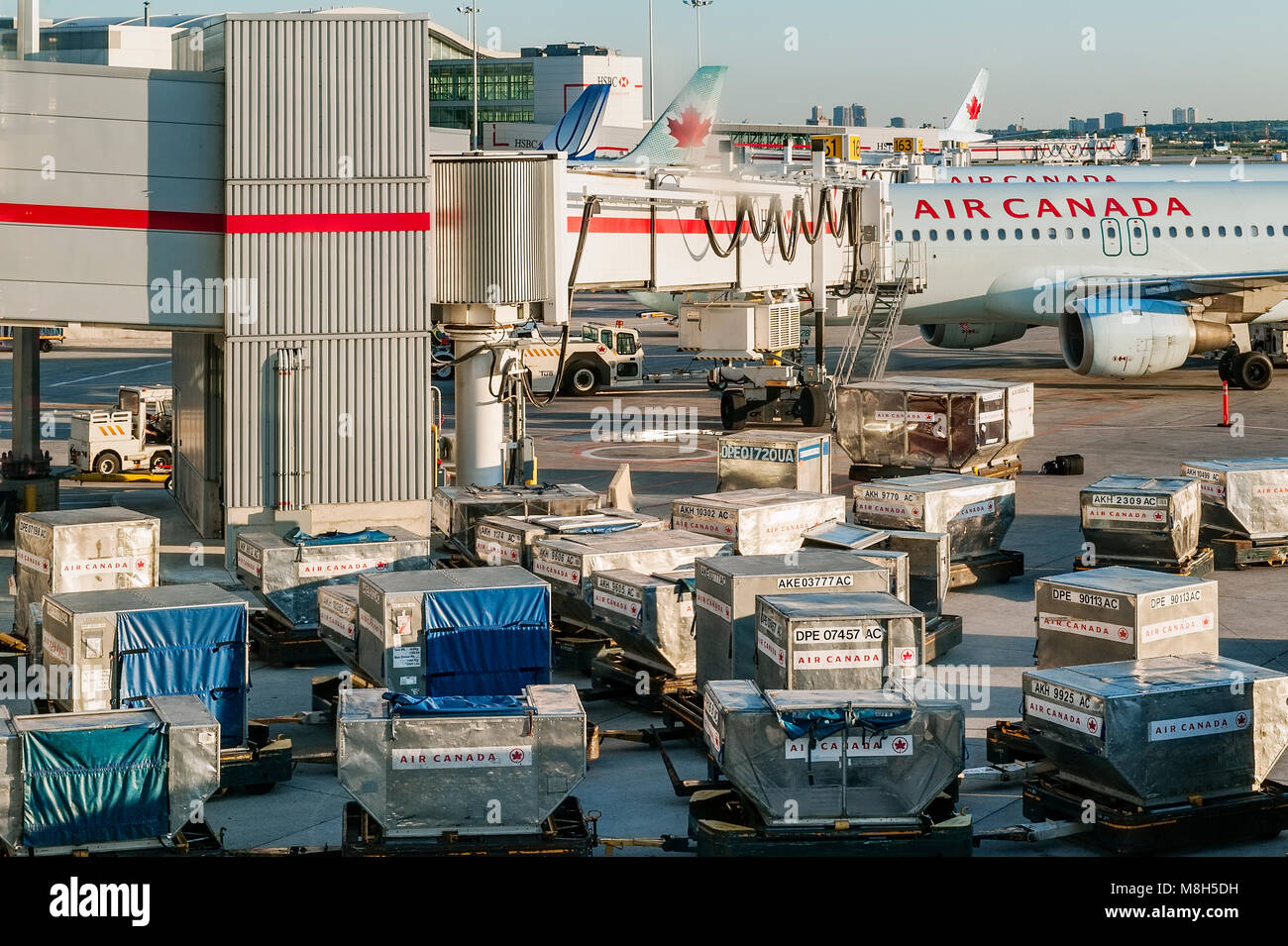 Piani di caricamento all'Aeroporto Internazionale di Vancouver, Colombia britannica, Canada. Foto Stock